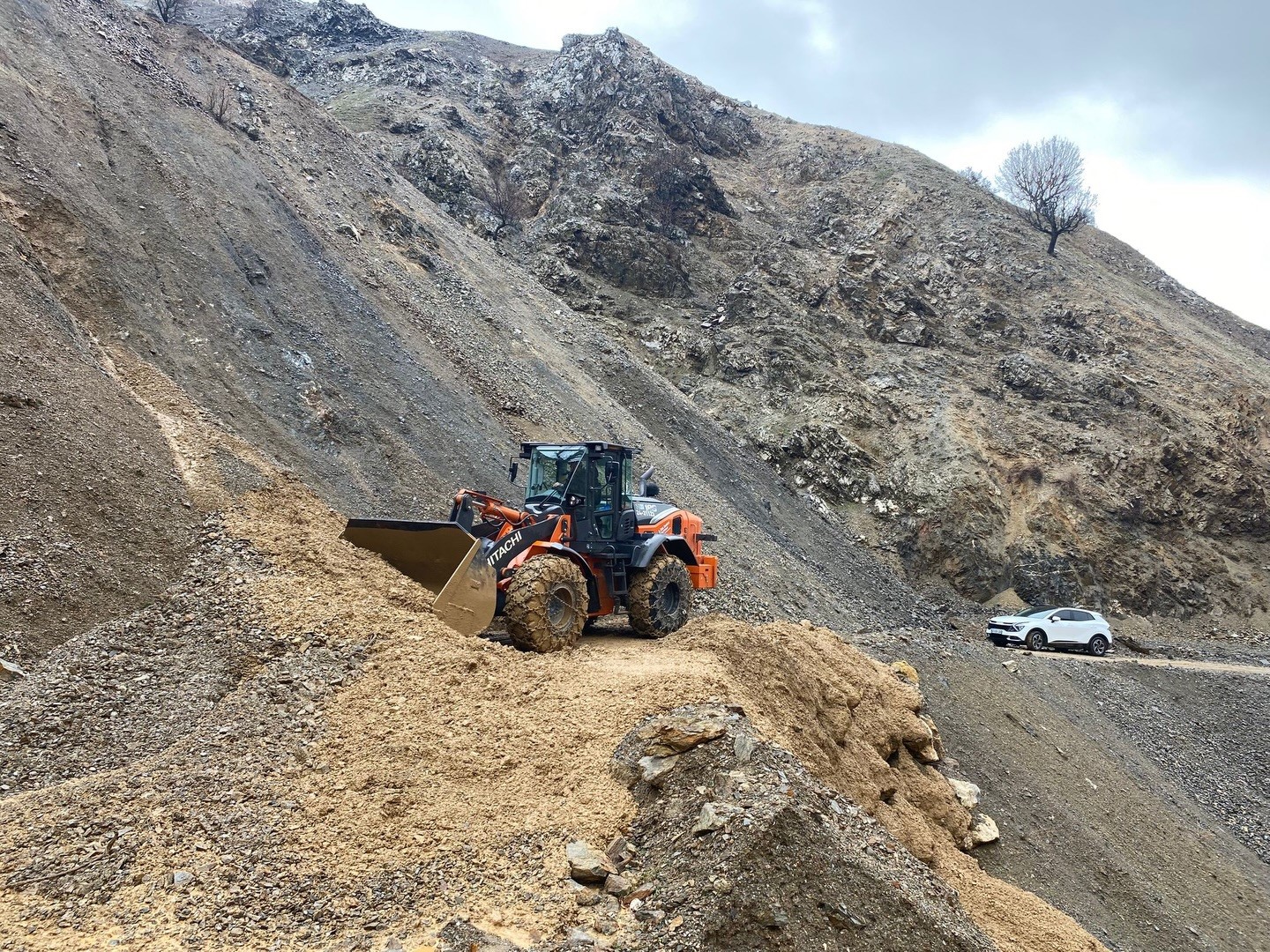Sason’da heyelan nedeniyle ulaşıma kapanan köy yolu ulaşıma açıldı