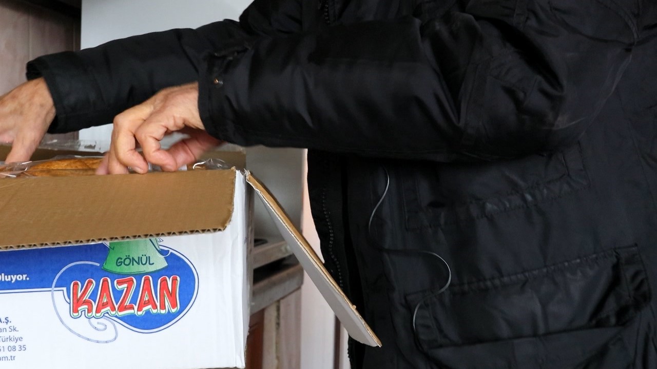 Yemek yapamayan 86 yaşındaki Necmettin dedenin imdadına "G&ouml;n&uuml;l Kazan" yetişti
