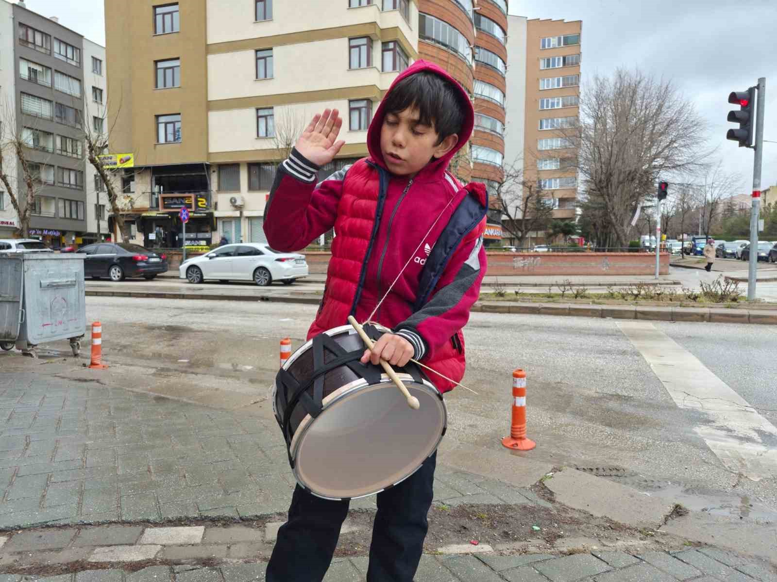 Yeğeniyle birlikte bayram harçlığı toplayan küçük davulcu
