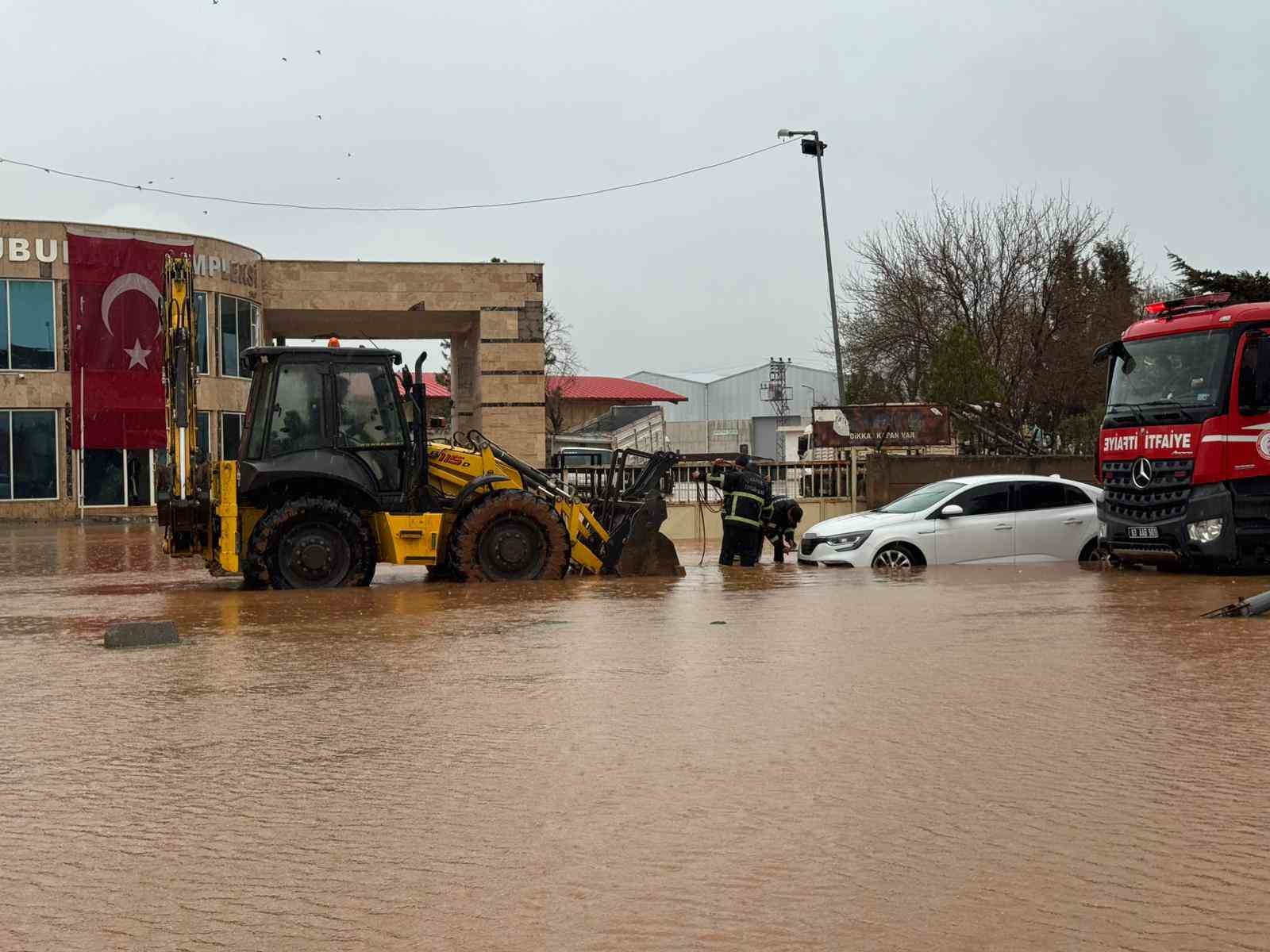 Viranşehir’de aşırı yağış sele neden oldu: 9 kişilik aile kurtarıldı