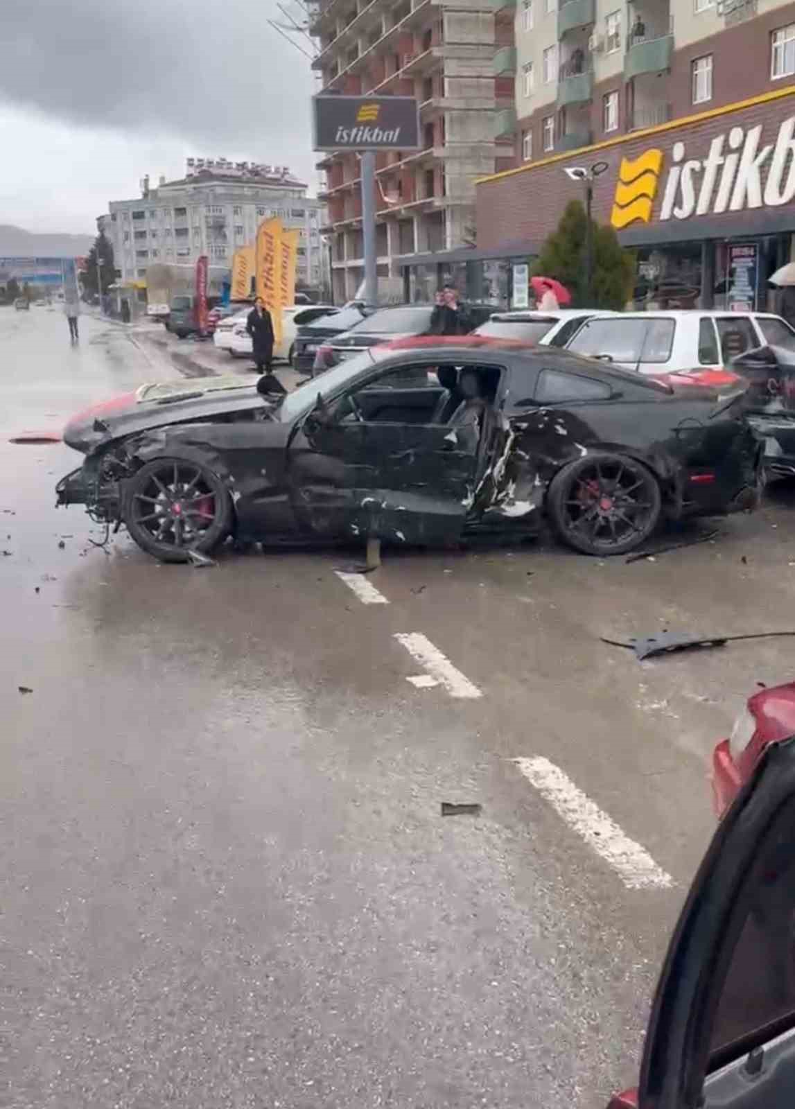 Elazığ’da otomobil park halindeki 4 araca çarptı