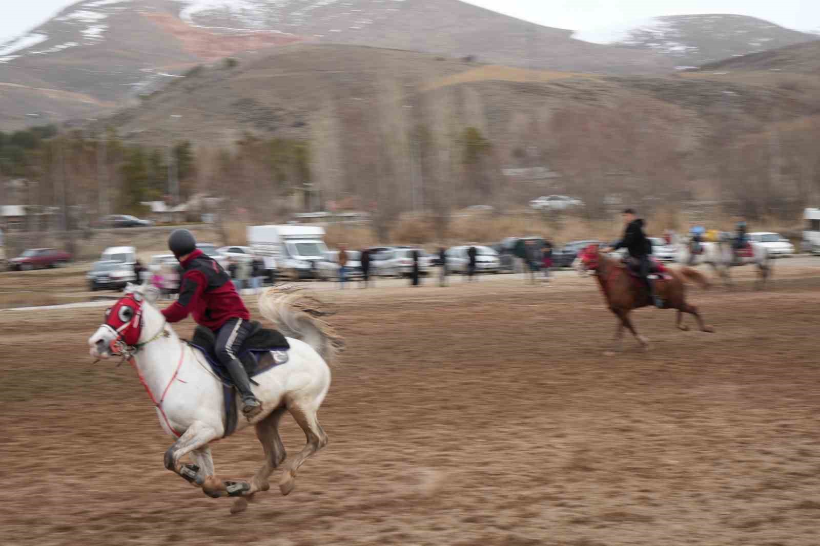 Bayburt&rsquo;ta gelenek bozulmadı: Ramazan Bayramı ata sporu ciritle uğurlandı
