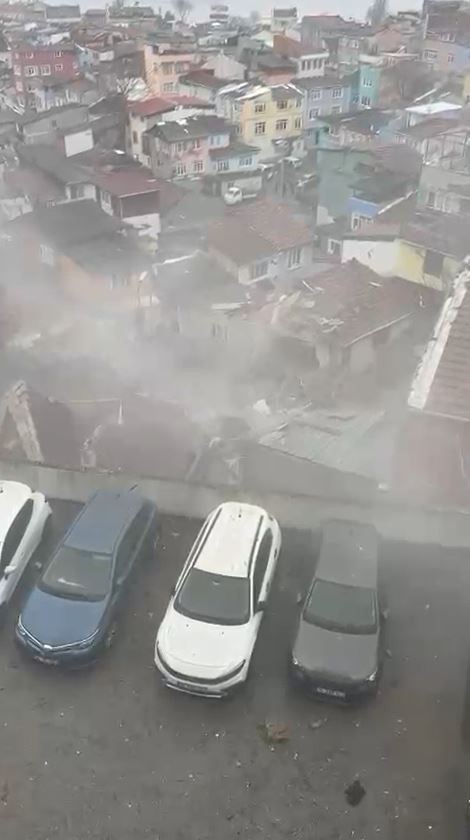 Fatih&rsquo;te &ccedil;&ouml;ken binadan dumanların y&uuml;kseldiği anlar kameraya yansıdı
