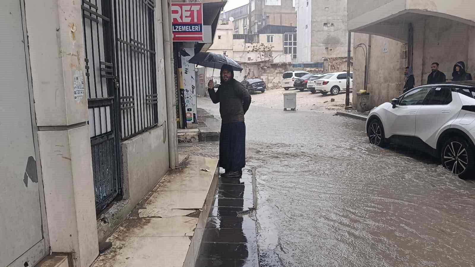 Şanlıurfa&rsquo;da sağanak yağış cadde ve sokakları g&ouml;le &ccedil;evirdi
