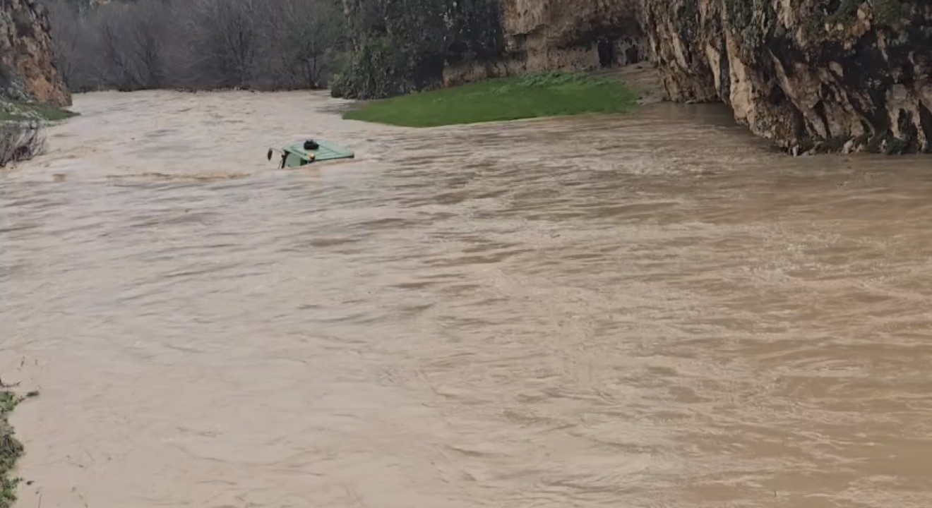 Sele kapılan traktördeki 4 kişi kurtarıldı