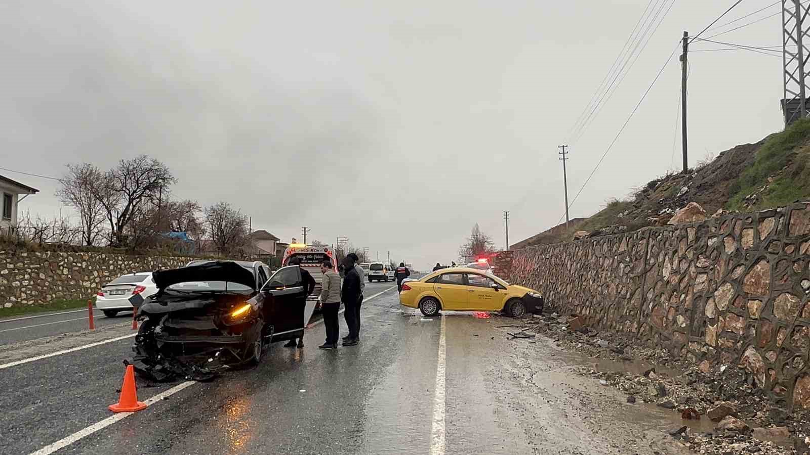Elazığ’da trafik kazası: 2 yaralı