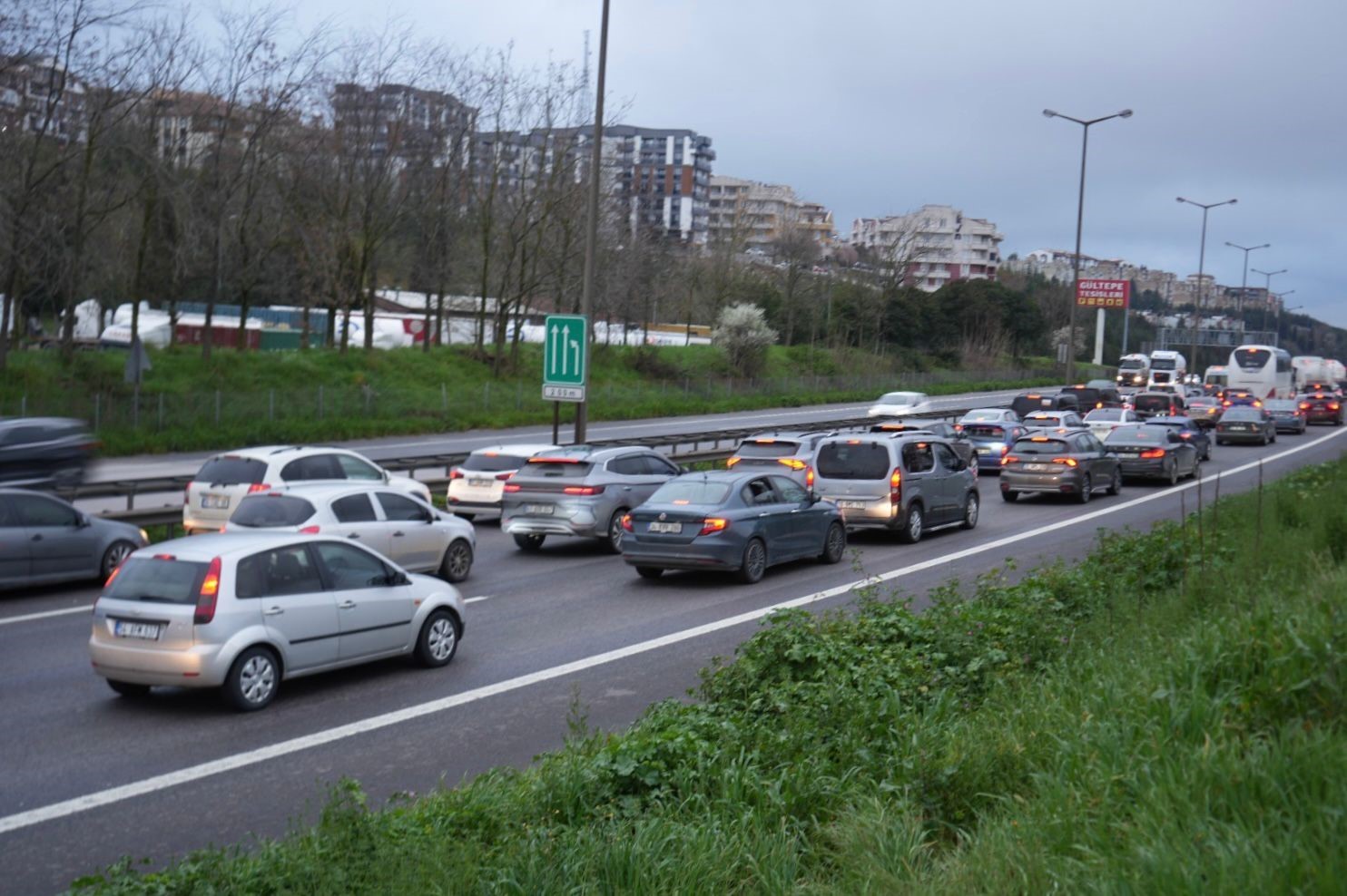 TEM Otoyolu Kocaeli ge&ccedil;işinde tatil d&ouml;n&uuml;ş&uuml; yoğunluğu
