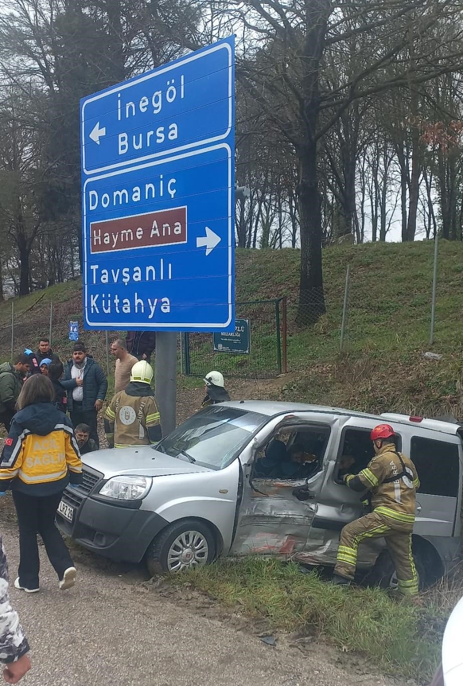 Bursa&rsquo;da kamyonet ile hafif ticari ara&ccedil; &ccedil;arpıştı: 4 yaralı
