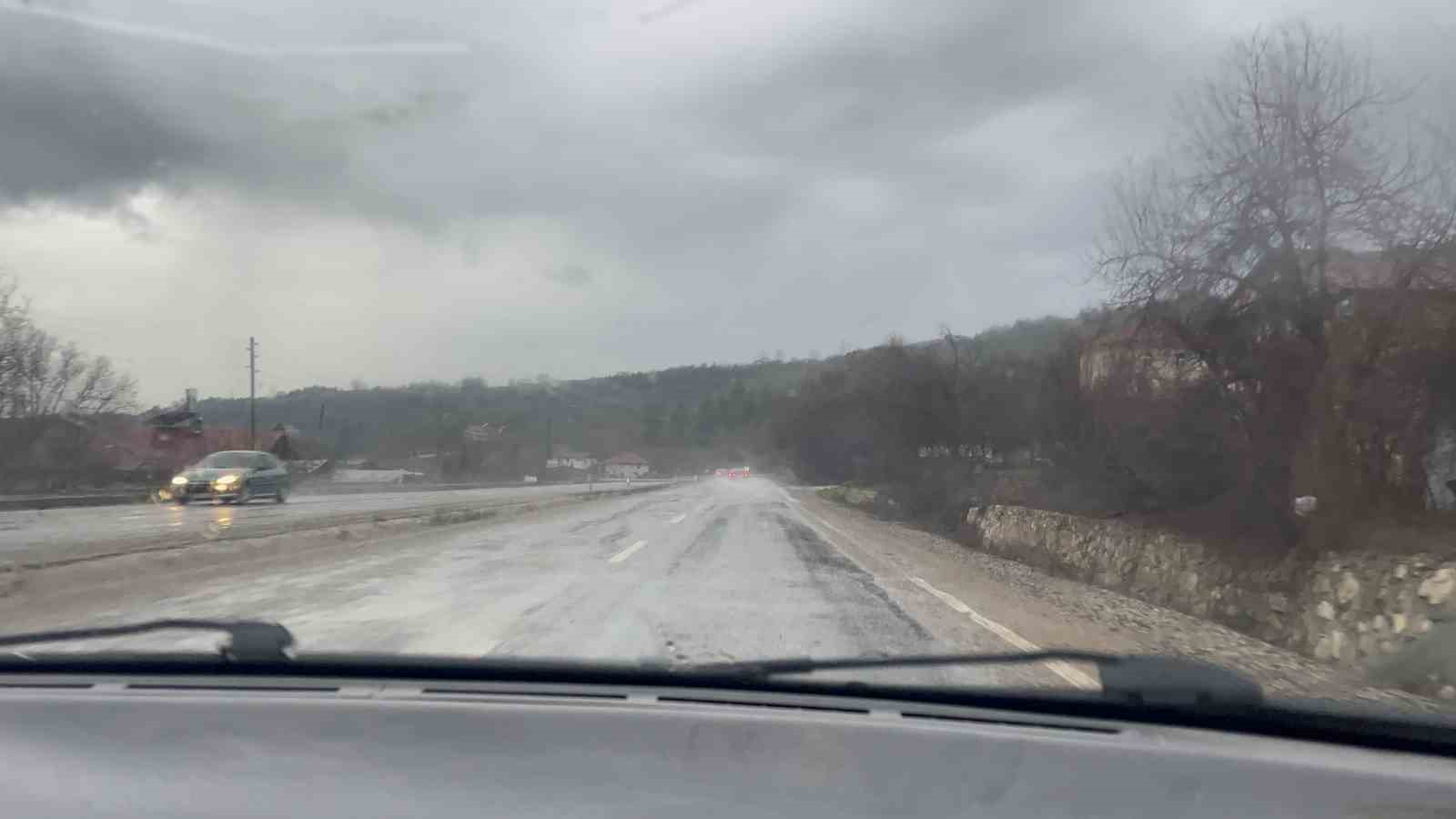 Kastamonu’da sağanak yağış sürücülere zor anlar yaşattı