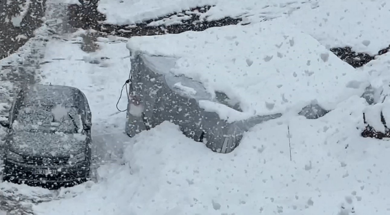 Hakkari ve Y&uuml;ksekova&rsquo;da eğitime kar engeli
