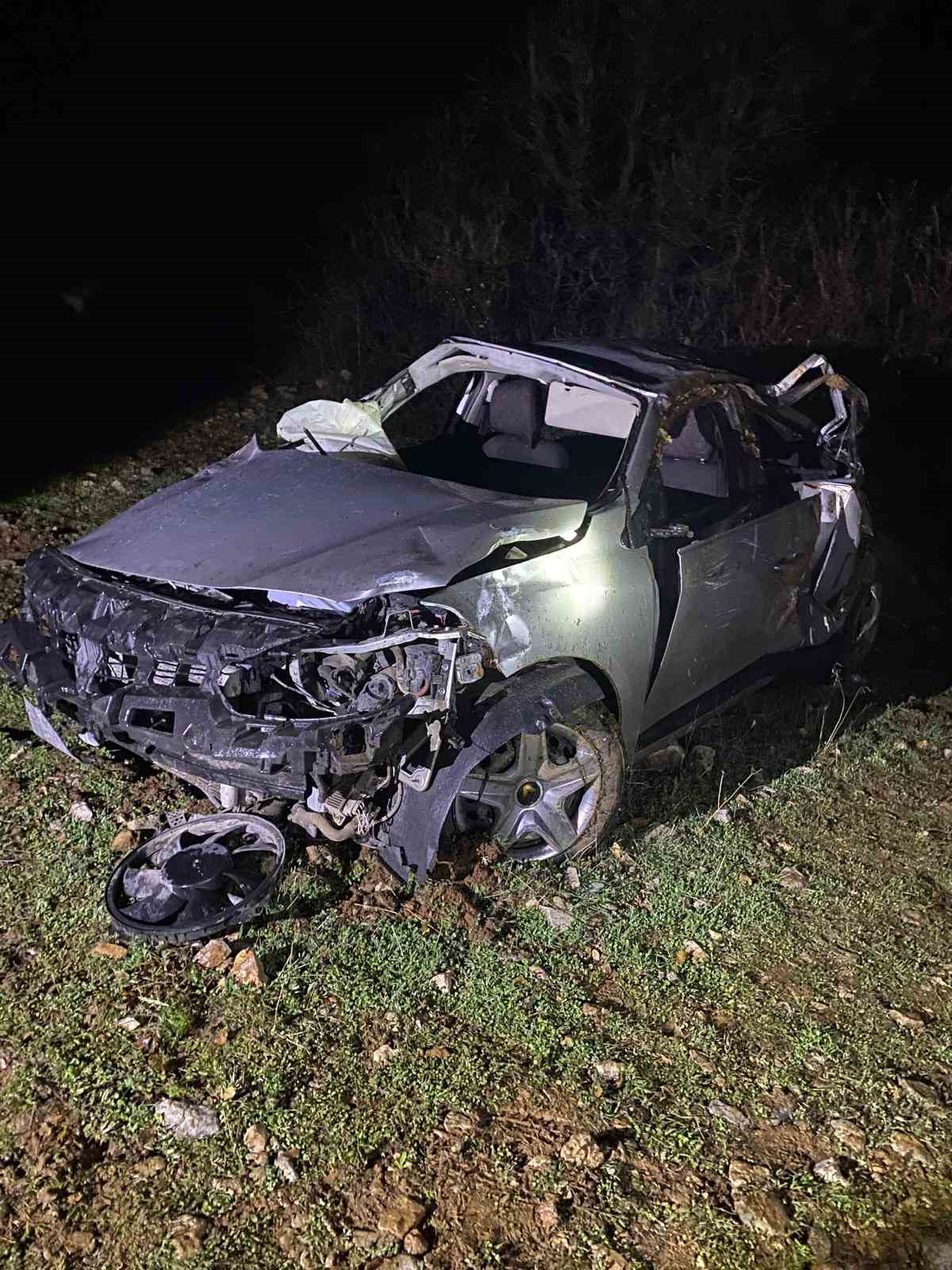 Otomobil u&ccedil;uruma yuvarlandı: 1 &ouml;l&uuml;, 4 yaralı
