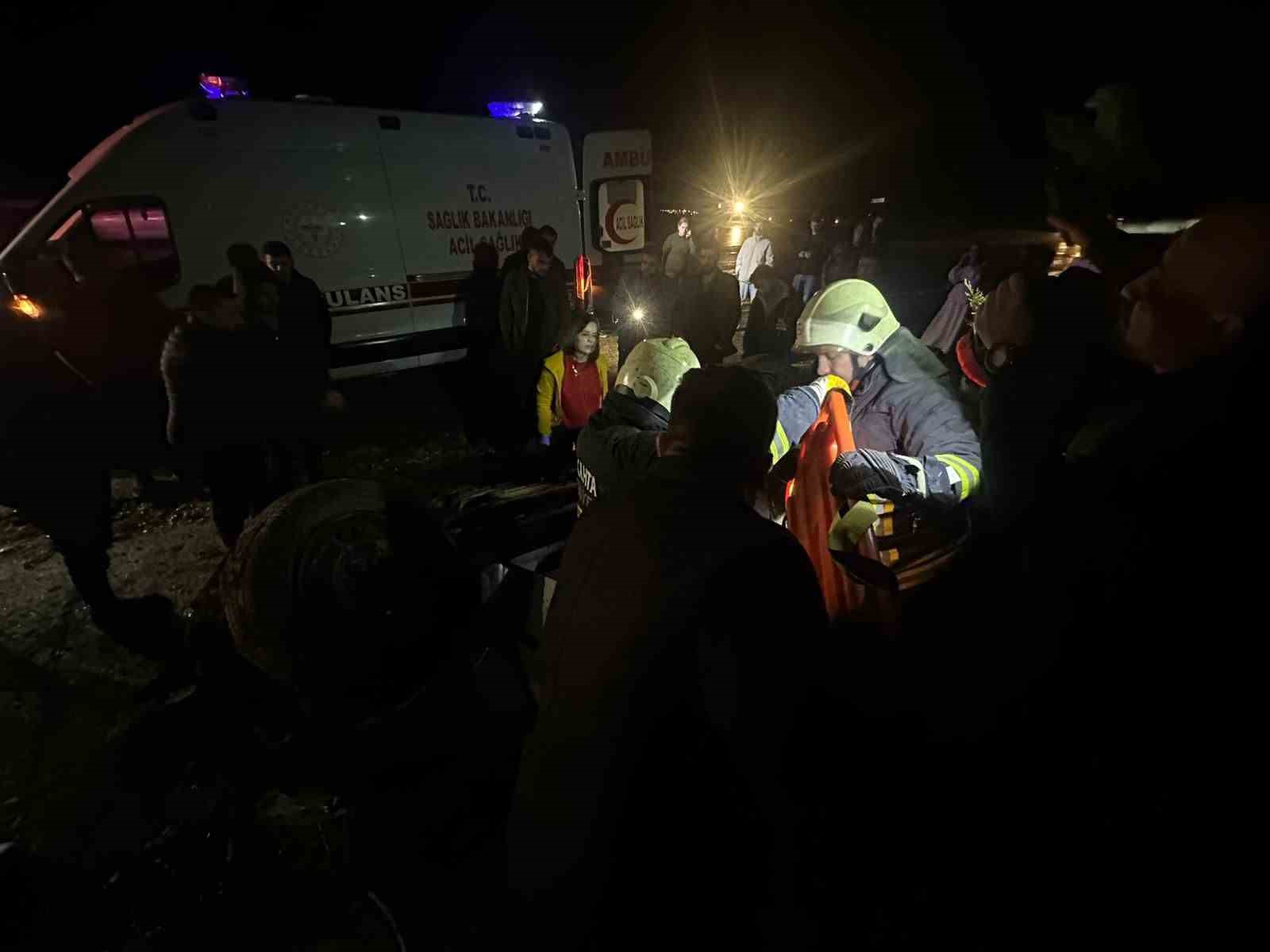 Adıyaman&rsquo;da otomobil şarampole yuvarlandı: 2 yaralı
