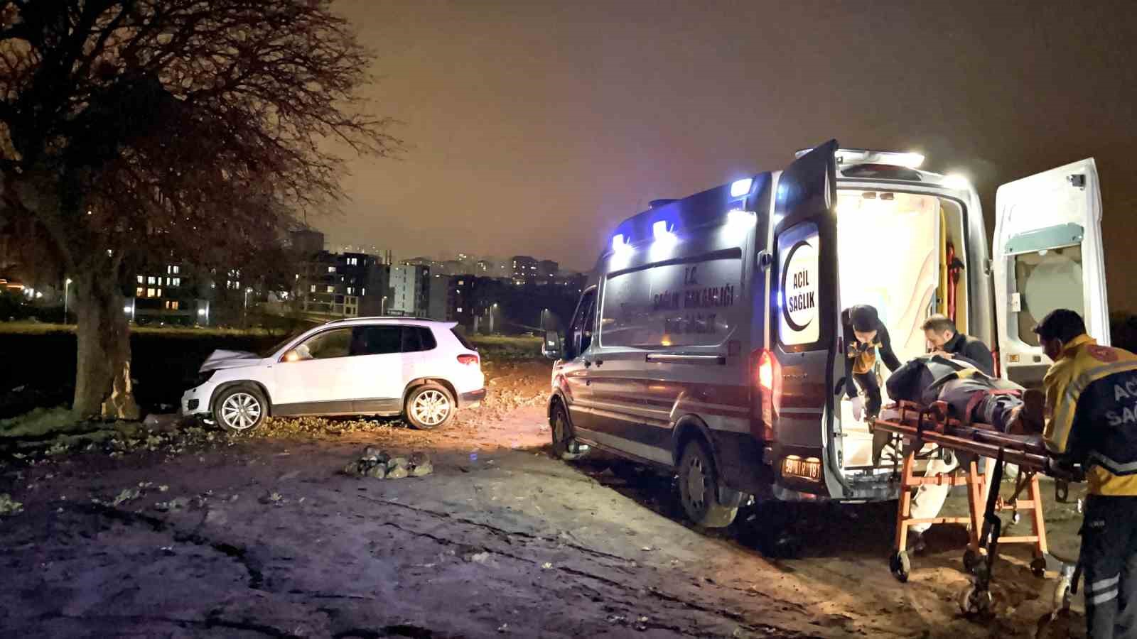 Tarlaya giren otomobil ağaca çarptı, sürücü gözyaşlarını tutamadı