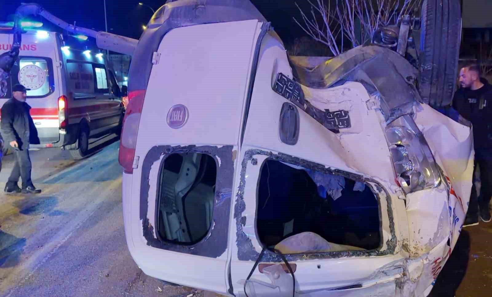 Aksaray&rsquo;da hafif ticari ara&ccedil; takla attı: 2 ağır yaralı
