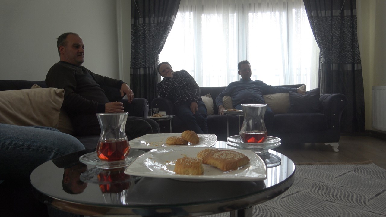 &rsquo;Evsizlik k&ouml;t&uuml;&rsquo; diyen depremzede, bayramını ailesiyle TOKİ&rsquo;deki yuvasında ge&ccedil;irdi
