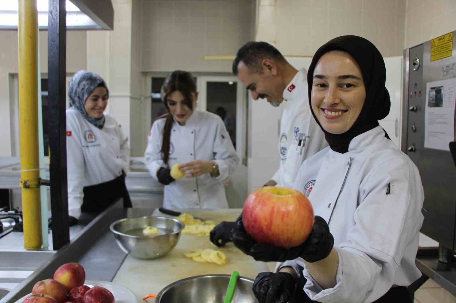 Amasya&rsquo;da 2 bin yıldır yetiştirilen meyveden yapılan tatlı: Elma tatlısı
