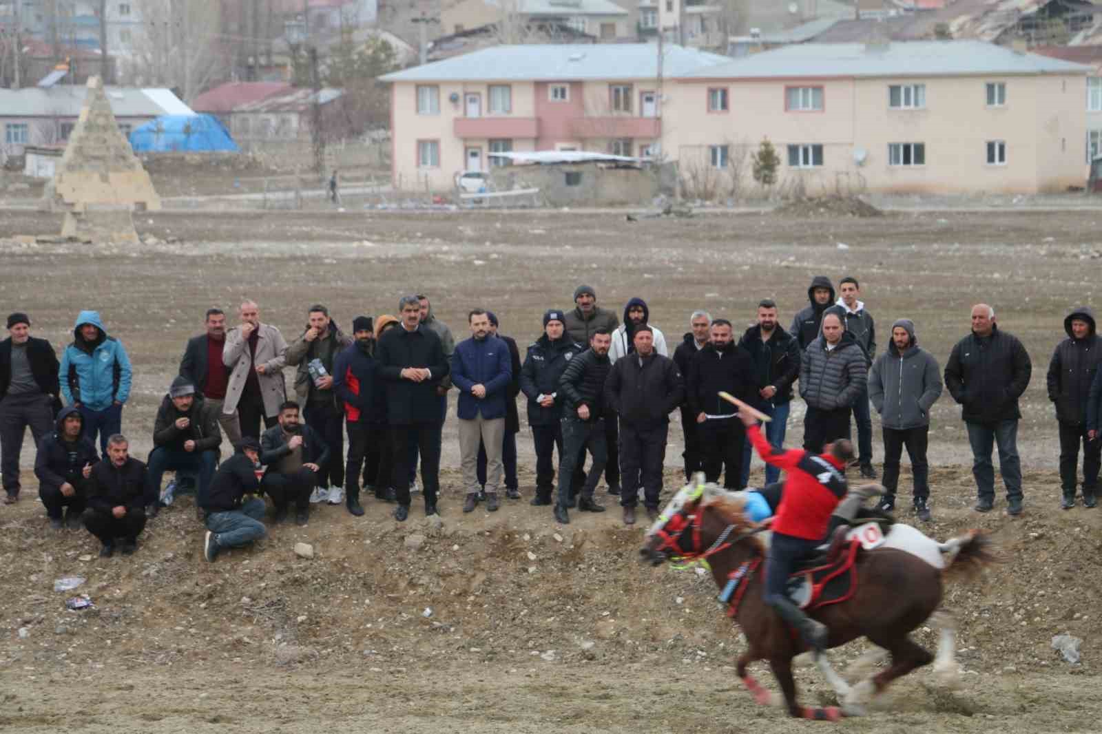 Cirit m&uuml;sabakası nefes kesti
