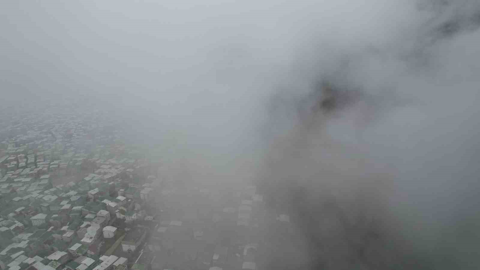 Uludağ&rsquo;dan inen sis Bursa&rsquo;yı sardı
