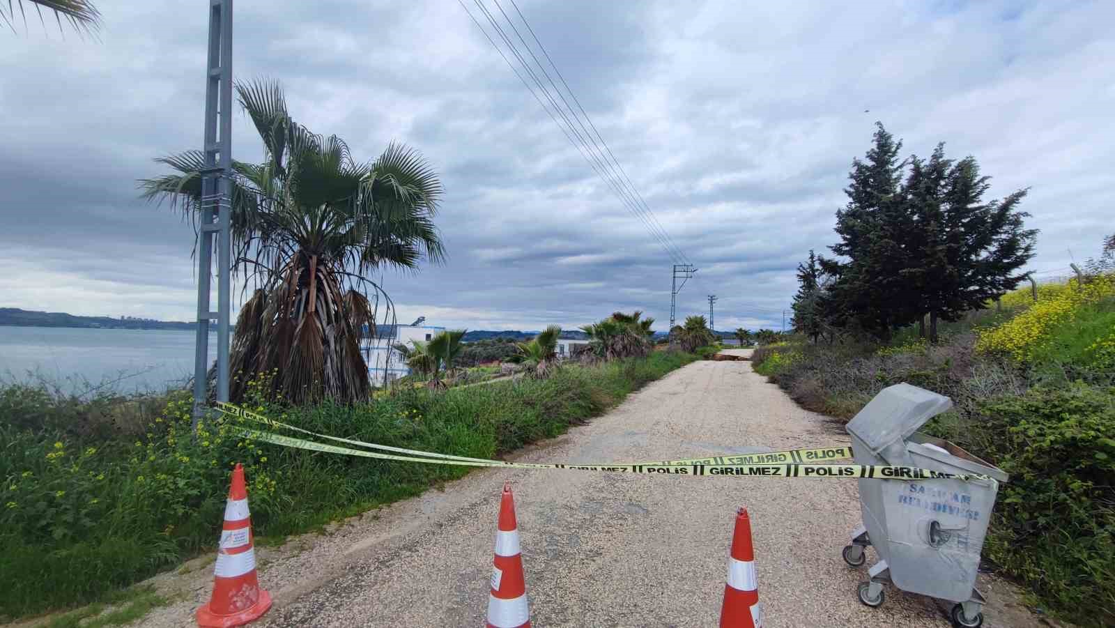 Adana&rsquo;da yağmur heyelana neden oldu, yol &ccedil;&ouml;kt&uuml;
