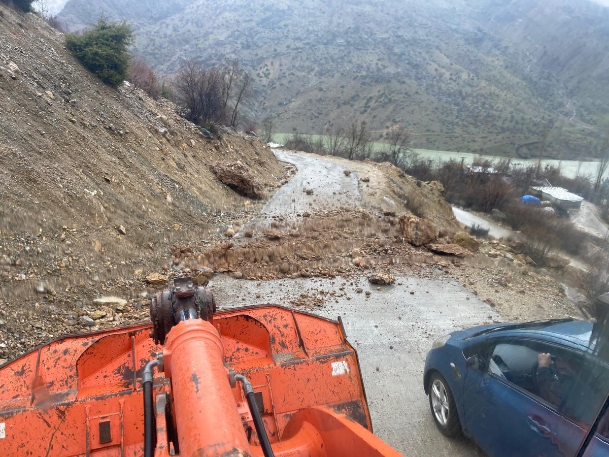 Batman’da heyelan: Köy yolları ulaşıma kapandı