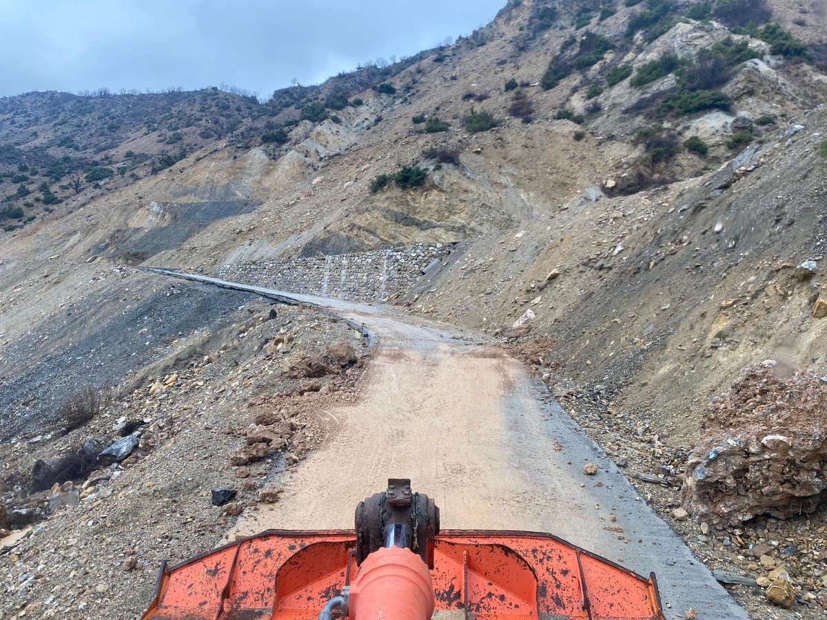 Batman’da heyelan: Köy yolları ulaşıma kapandı
