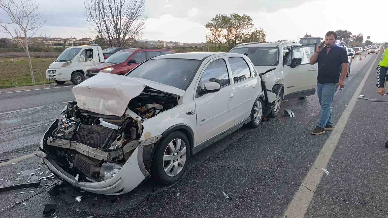 Kırmızı ışıkta bekleyen ara&ccedil;lara &ccedil;arpıp olay yerinden ayrıldı: 4 yaralı
