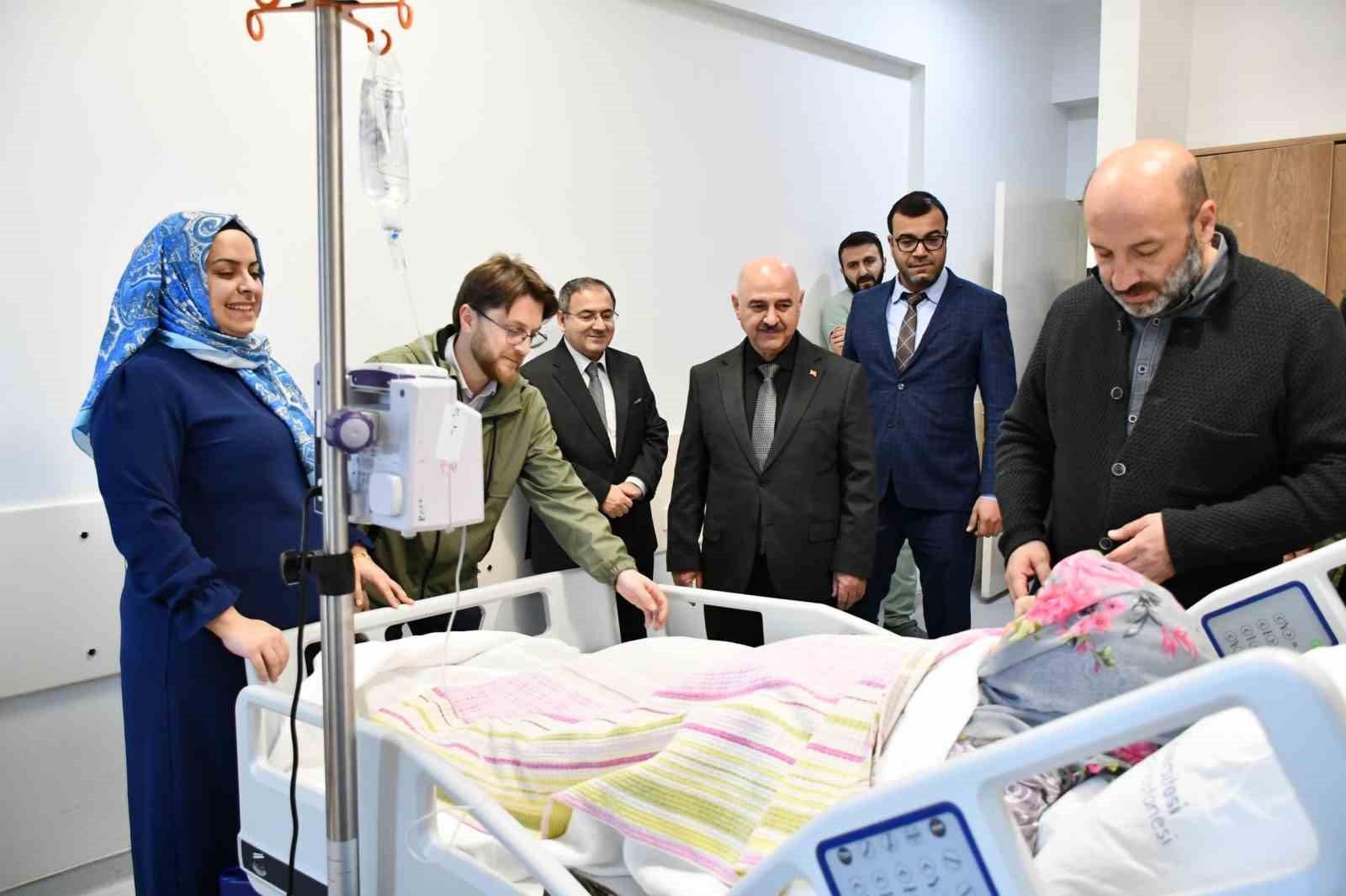 Rekt&ouml;r S&ouml;zbir sağlık &ccedil;alışanları, hasta ve yakınları ile bayramlaştı
