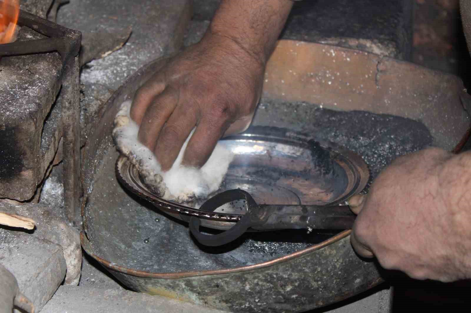 Yarım asırlık kalay ustası &lsquo;&ccedil;ırak&rsquo; sıkıntısına dikkat &ccedil;ekti
