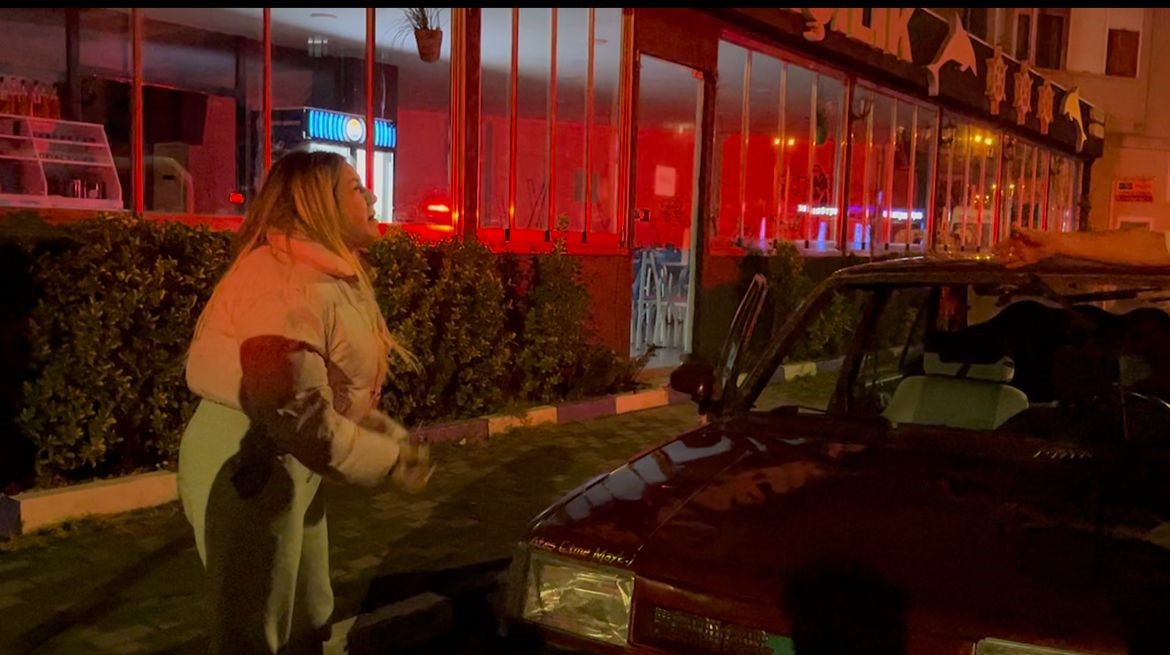 Eşinin yanında darp edildiğini iddia etti, &ouml;fkesini aracına zarar verip &ccedil;ıkardı...
