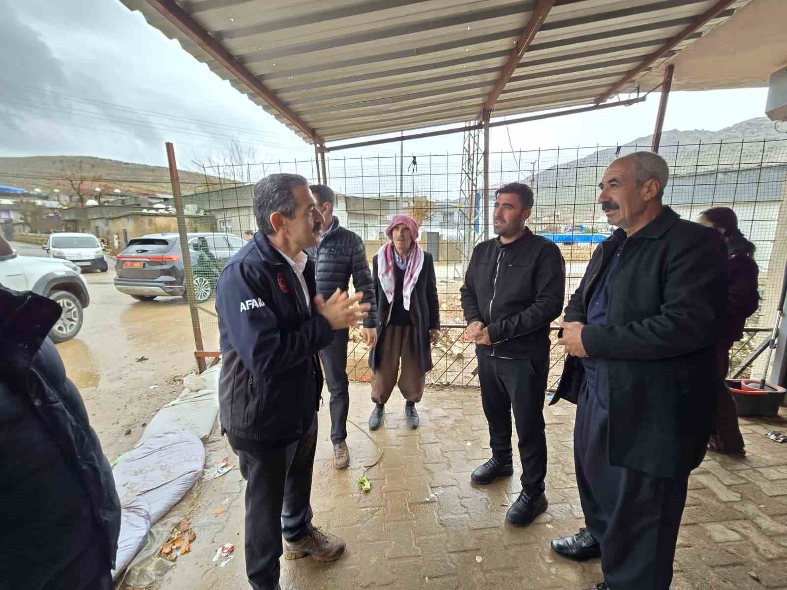 Vali Ekici Kasrik&rsquo;te: "Devlet t&uuml;m imkanlarıyla sahada"
