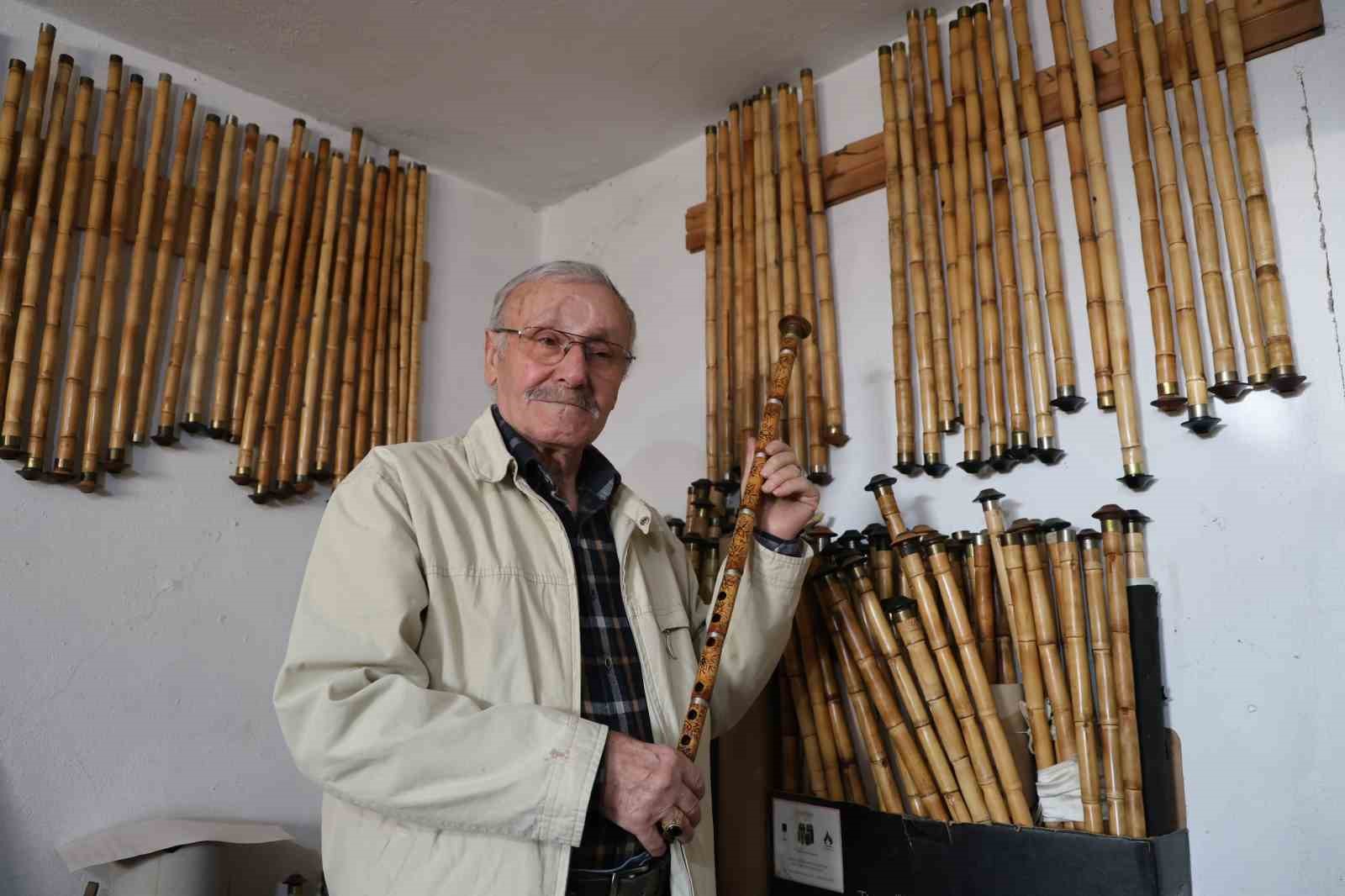 80 yaşında &Ccedil;ukurova kamışlarını sanata d&ouml;n&uuml;şt&uuml;r&uuml;yor
