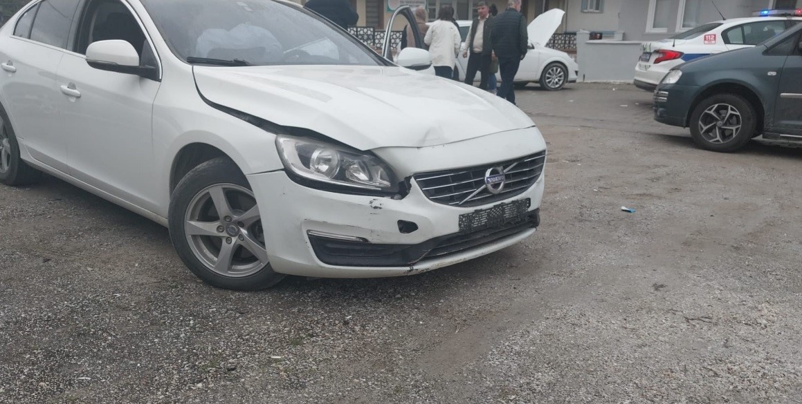 Tavşanlı&rsquo;da iki otomobil &ccedil;arpıştı 1 bebek 3 kişi yaralandı
