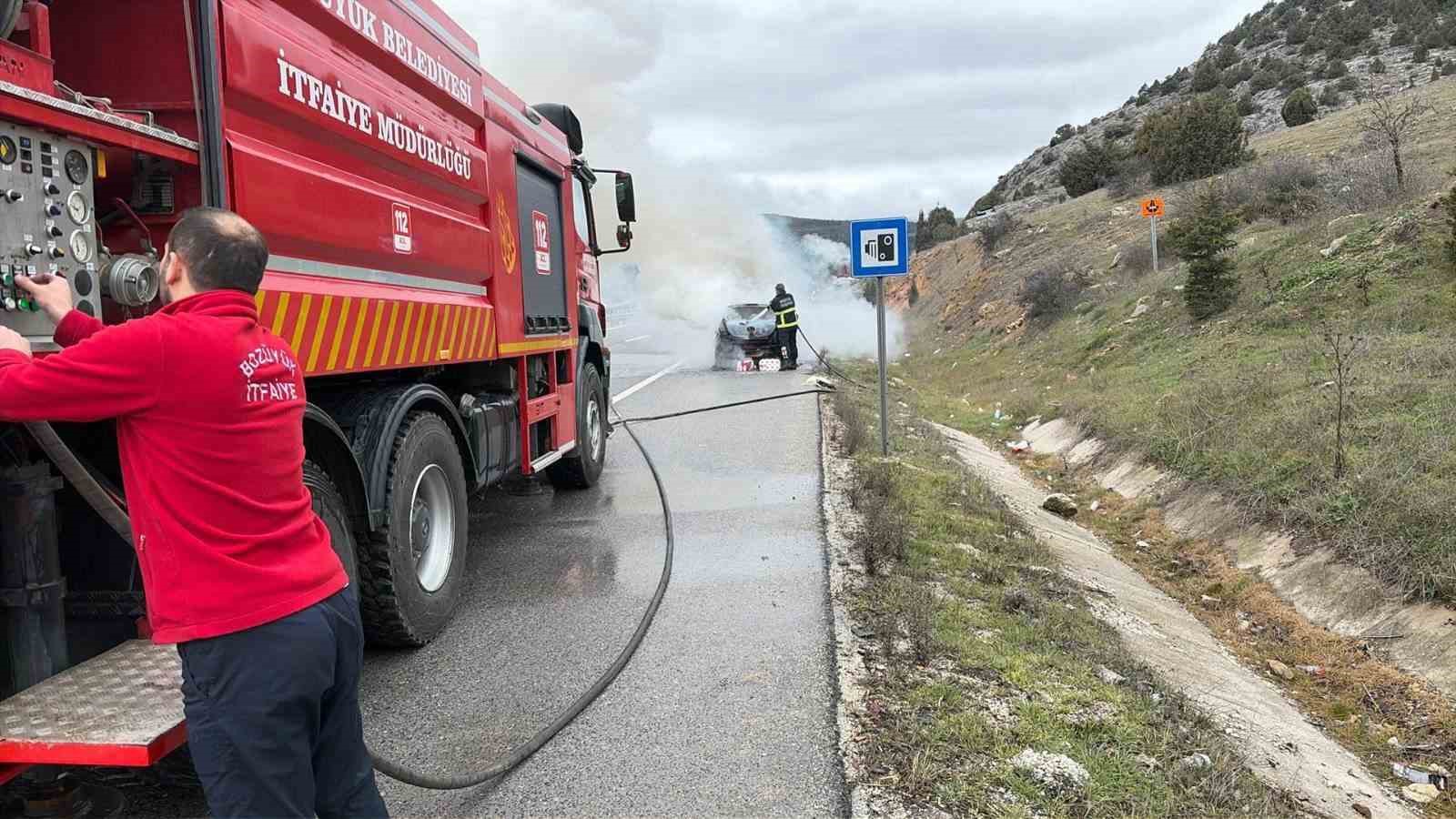Seyir halindeki ara&ccedil; bir anda alev aldı
