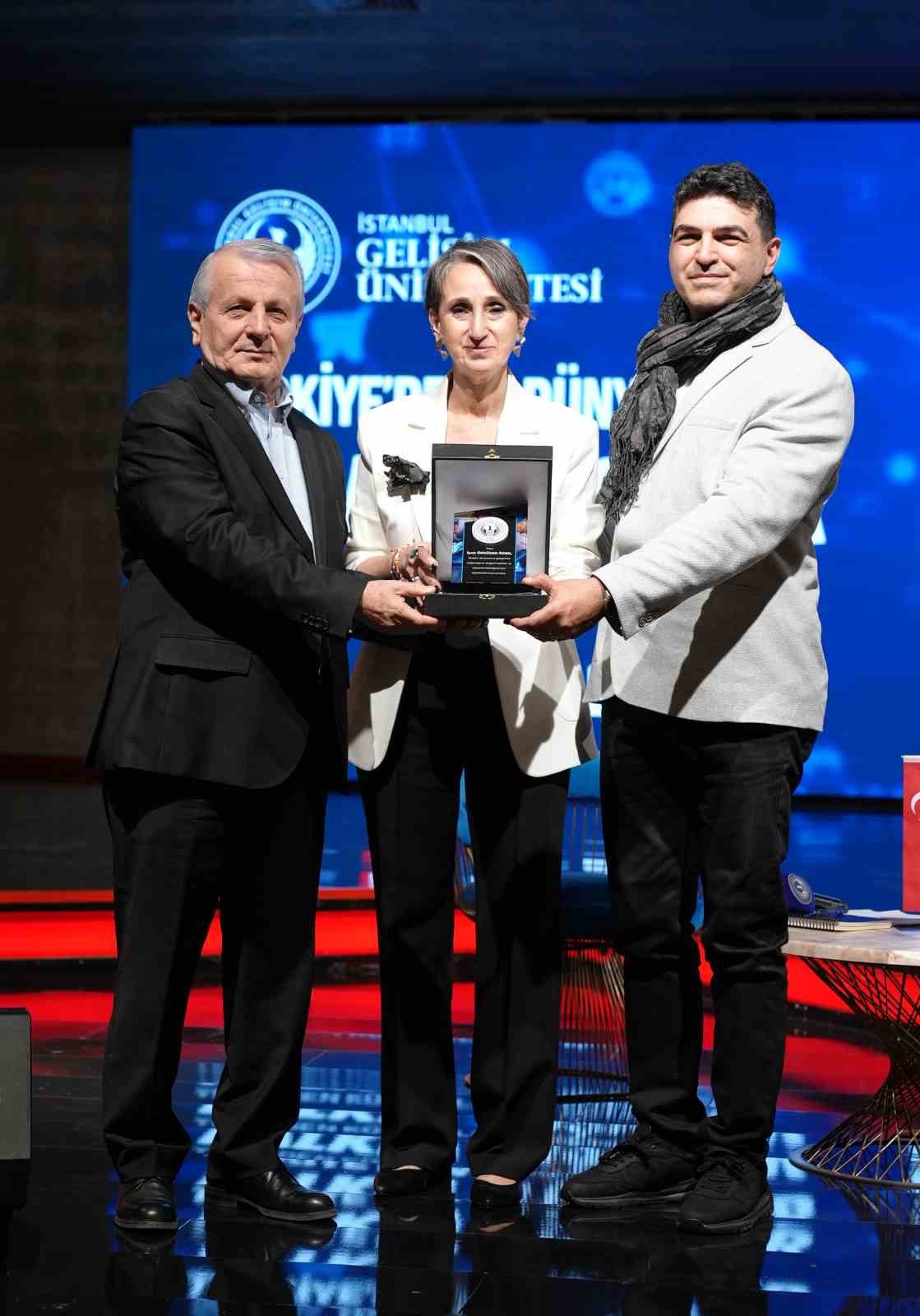 T&Uuml;HİD Başkanı İpek &Ouml;zg&uuml;den &Ouml;zen, İstanbul Gelişim &Uuml;niversitesi&rsquo;nde halkla ilişkilerin geleceğini anlattı
