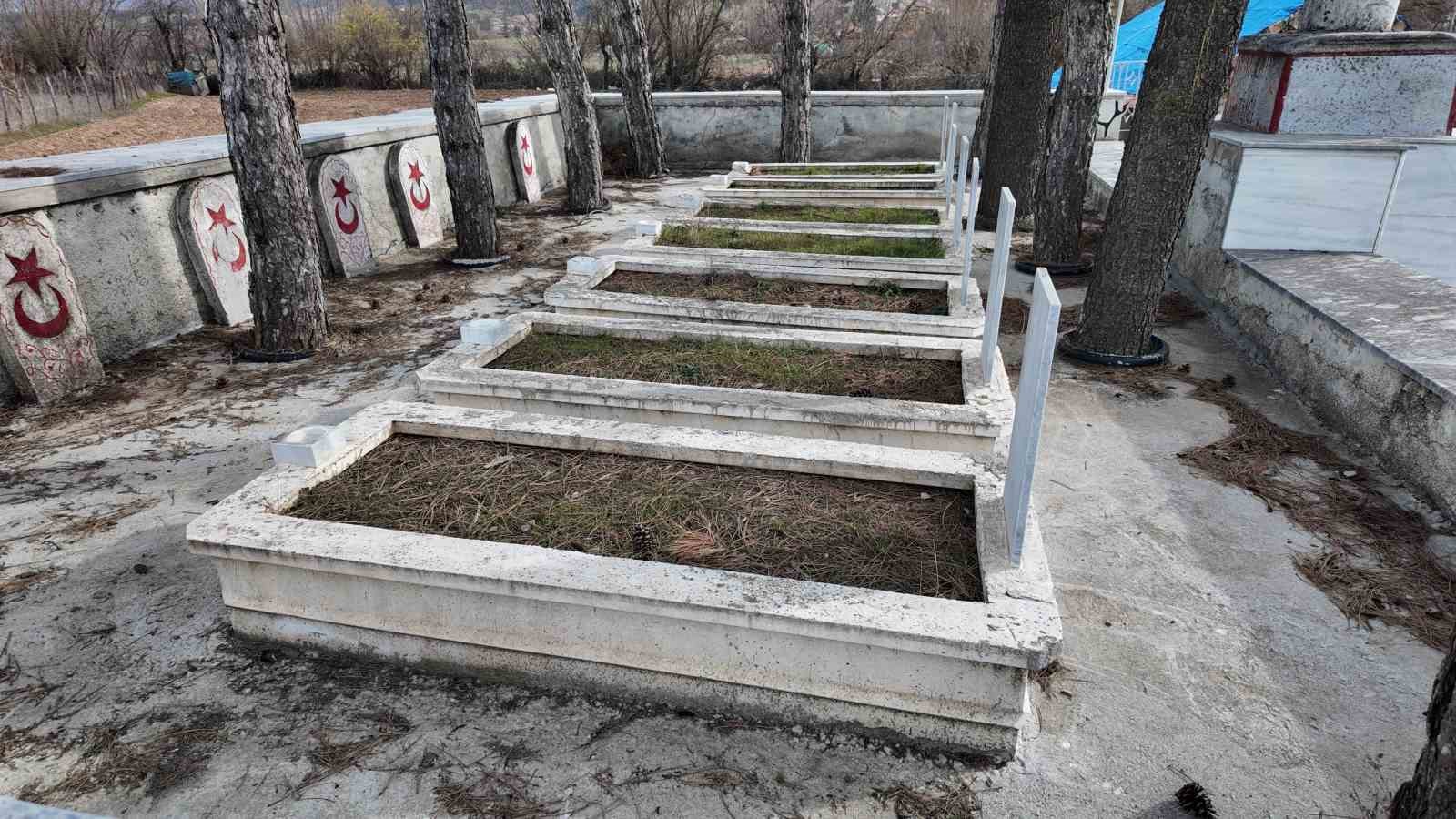 Gediz&rsquo;in Yunuslar k&ouml;y&uuml;ndeki şehitliği resmi stat&uuml;ye kavuştu
