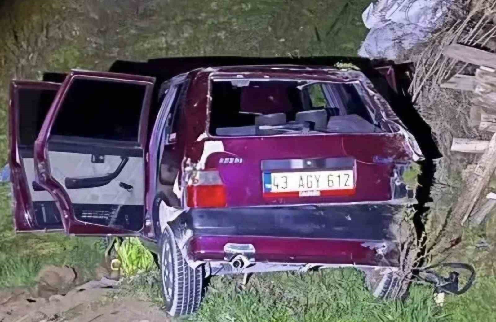 Emet&rsquo;te otomobil şarampole yuvarlandı: 4 yaralı
