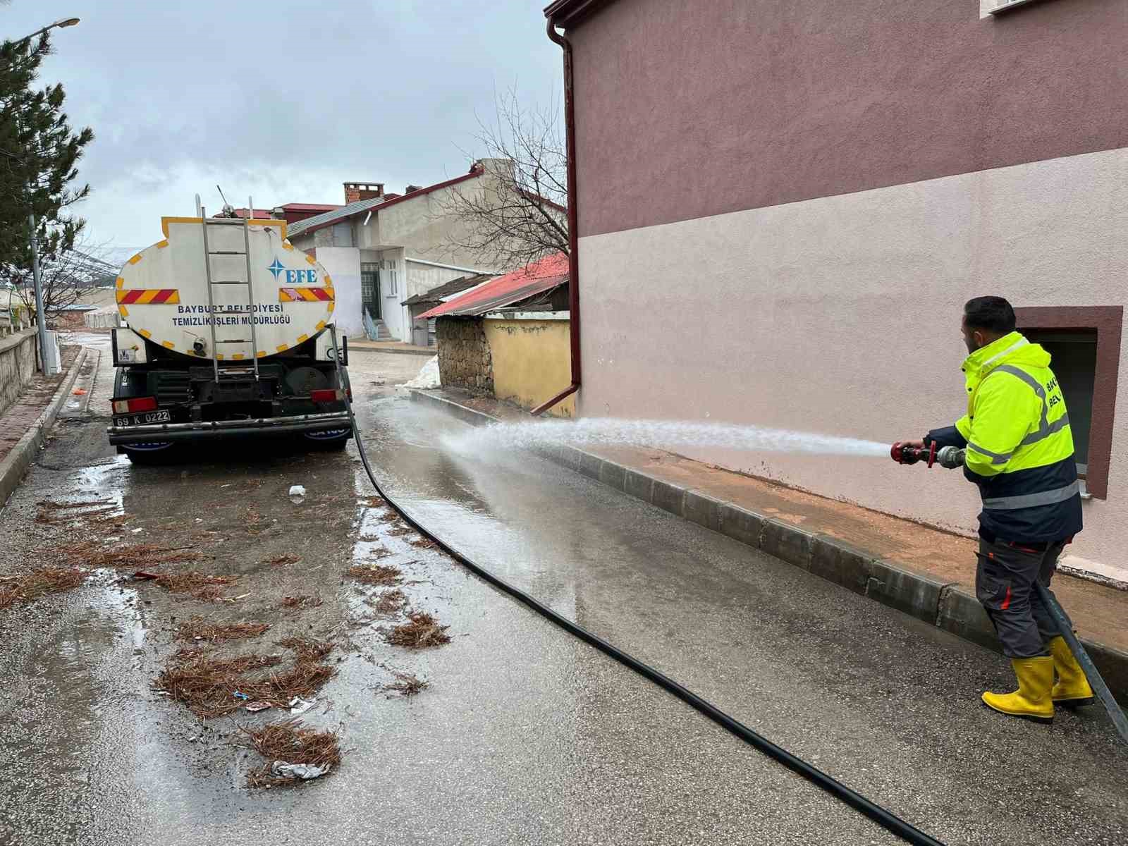 Bayburt&rsquo;ta bahar temizliği kapsamında yollar ve kaldırımlar tazyikli suyla yıkanıyor
