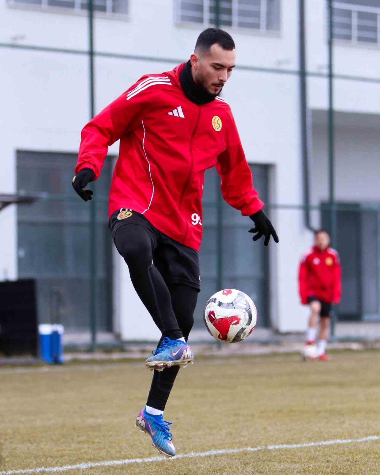 Eskişehirspor Tire 2021 FK ma&ccedil;ı i&ccedil;in hazırlıklarını s&uuml;rd&uuml;r&uuml;yor
