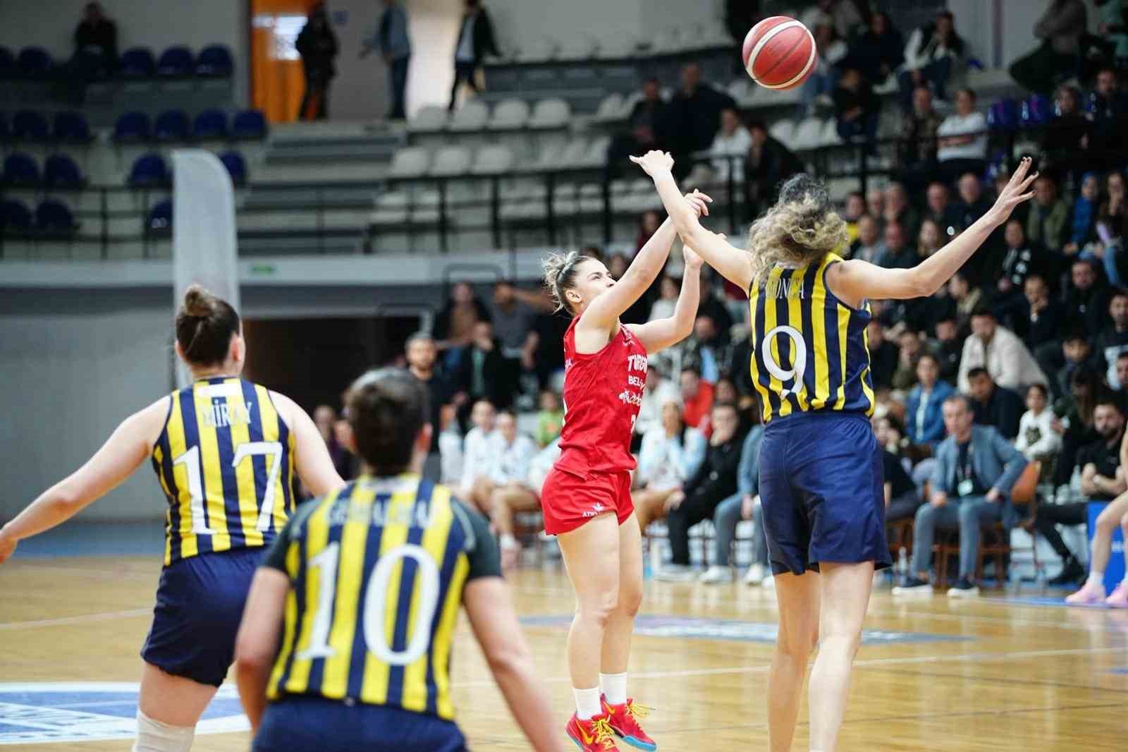 Manisa&rsquo;nın tek kadın basketbol takımı zirve takibini s&uuml;rd&uuml;r&uuml;yor
