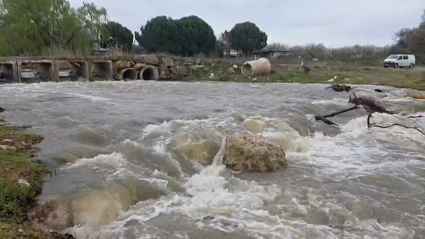 Kuruyan dere coştu, İznik G&ouml;l&uuml;&rsquo;ne umut oldu
