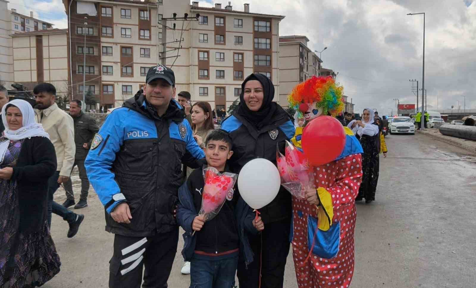 Şırnak&rsquo;ta polis Nevruz etkinliklerine katılan &ccedil;ocuklara pamuk şeker ve balon dağıttı
