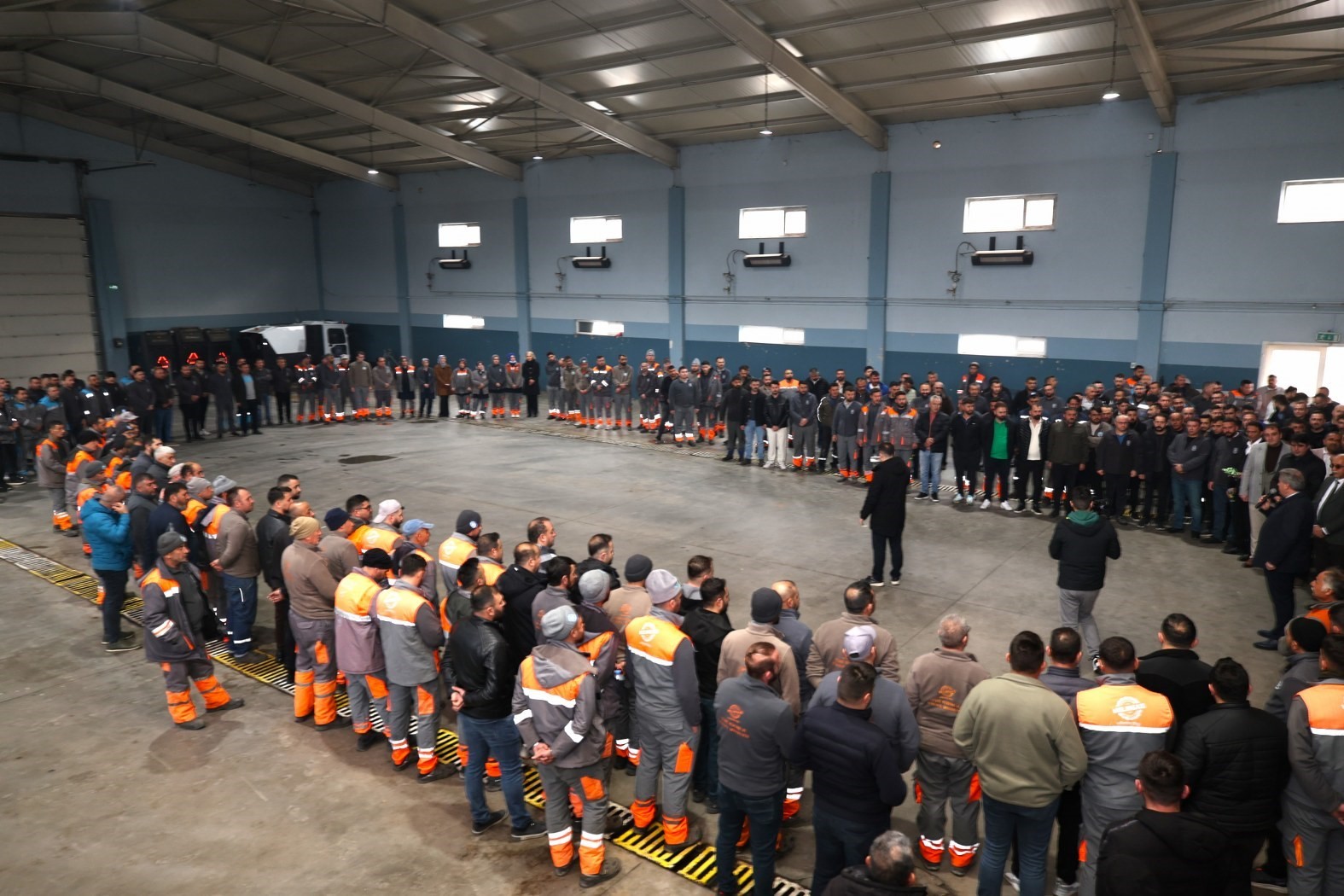 Başkan Palancıoğlu güne mesai arkadaşlarıyla bayramlaşarak başladı