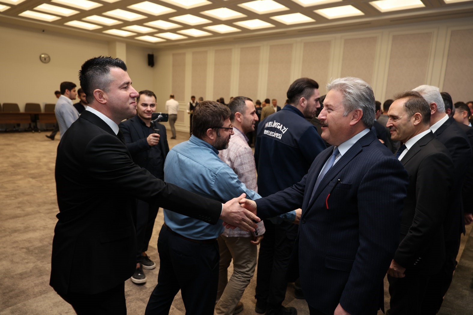 Başkan Palancıoğlu g&uuml;ne mesai arkadaşlarıyla bayramlaşarak başladı
