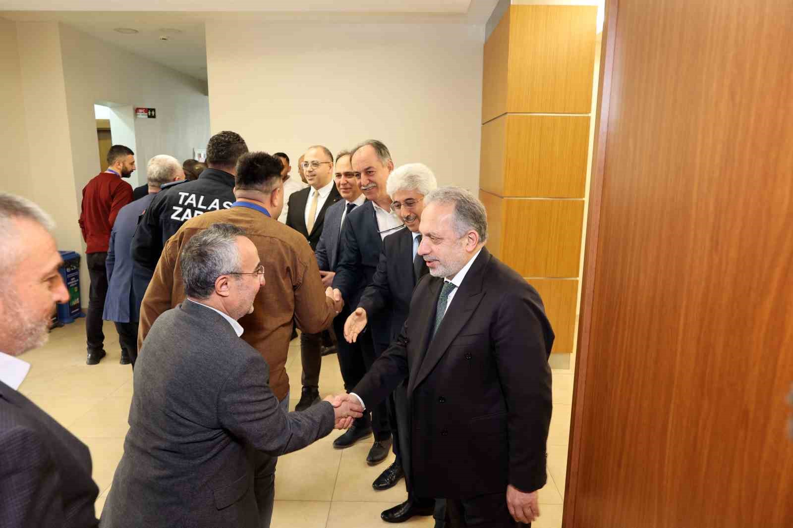 Talas&rsquo;ta bayram coşkusu: Başkan Yal&ccedil;ın personelle kucaklaştı
