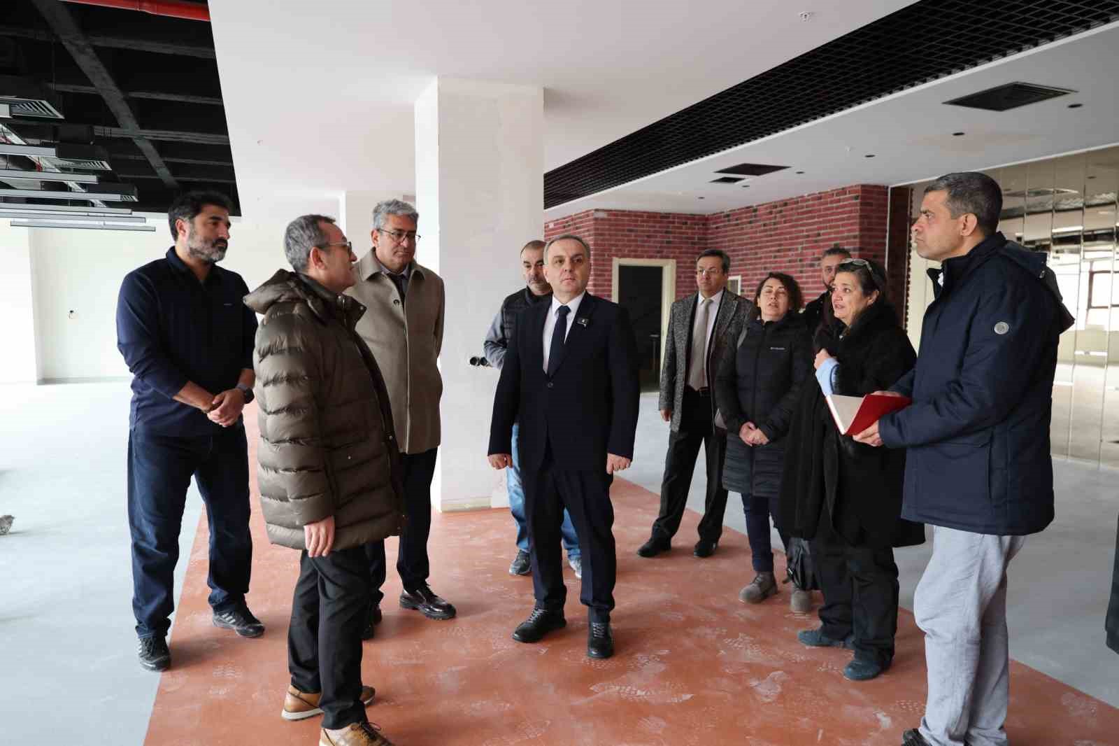 Rekt&ouml;r Prof. Dr. Altun, yenileme &ccedil;alışması devam eden k&uuml;t&uuml;phane binasını inceledi
