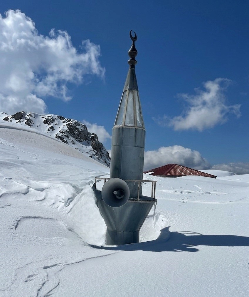 Toroslar&rsquo;ın zirvesinde 741 yıllık cami kar altında kaldı
