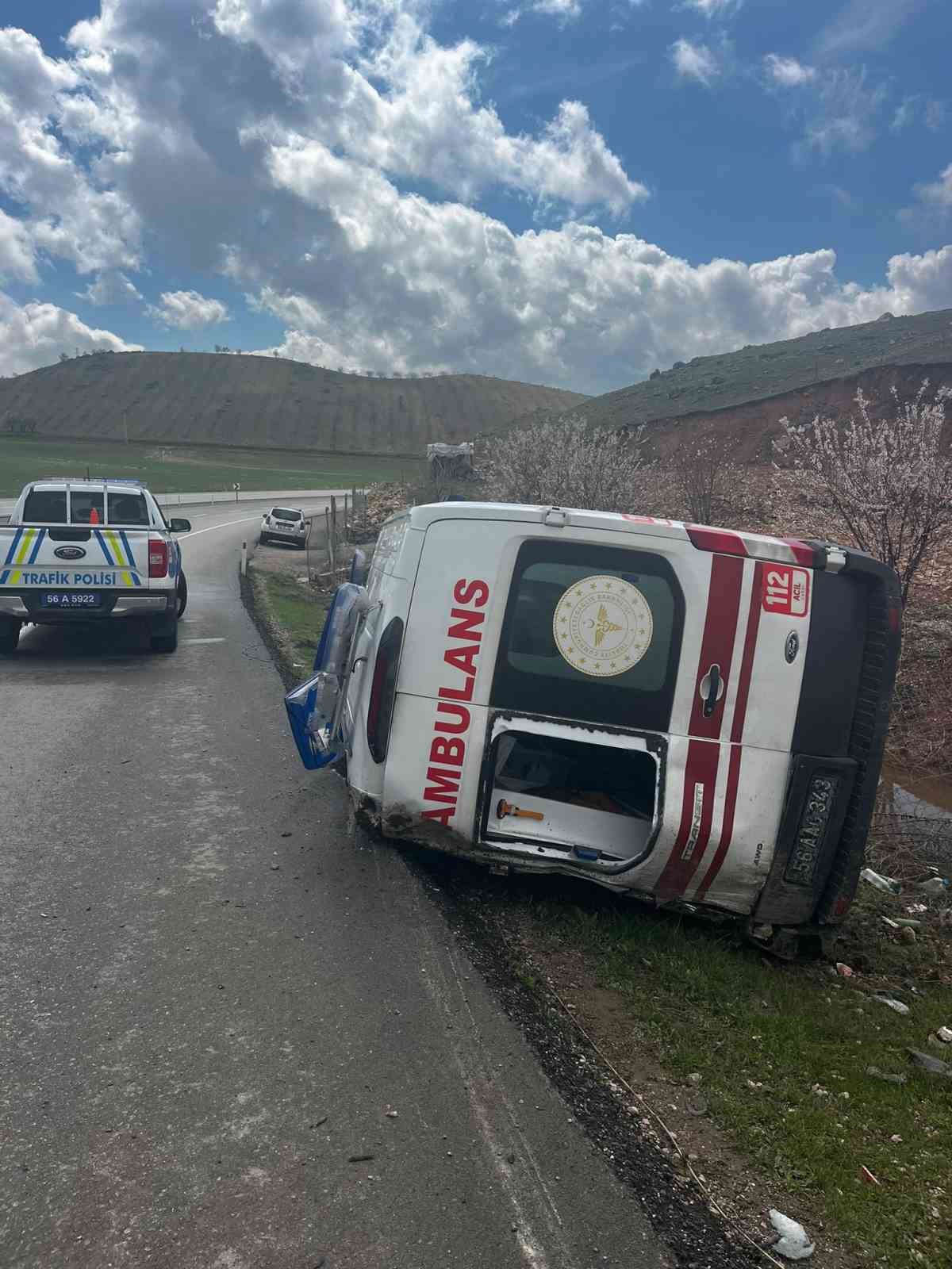 Siirt&rsquo;te hasta taşıyan ambulans devrildi
