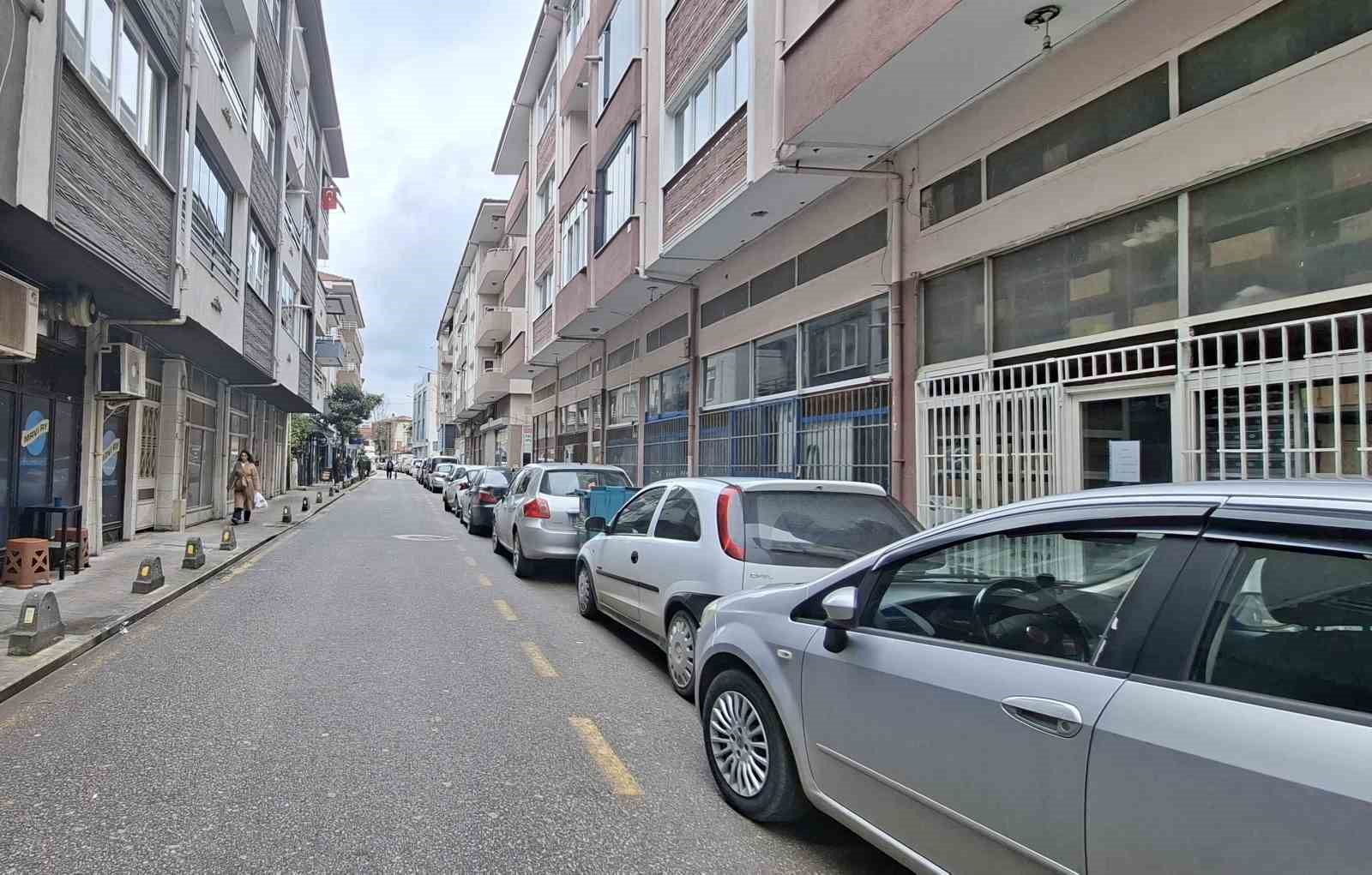 Kapı kapı para topladı, gözü kargoda kaldı: Güvenlik kamerası hırsızlığa engel oldu