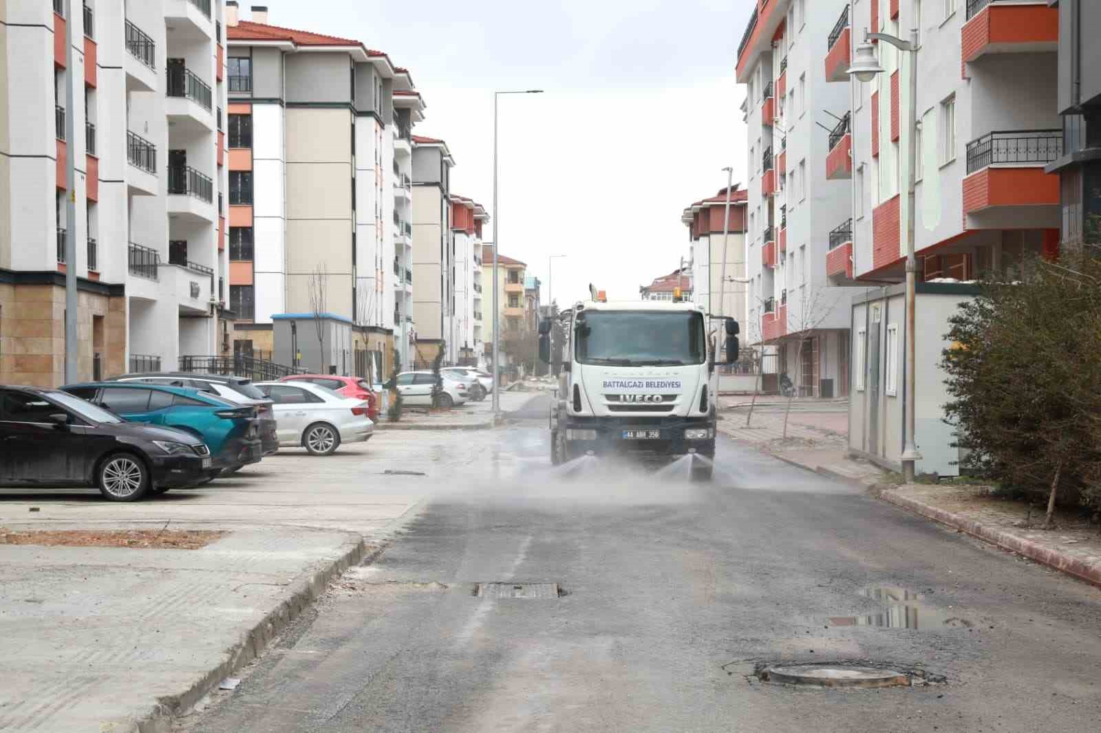 Battalgazi&rsquo;de cadde ve sokaklarda temizlik &ccedil;alışması
