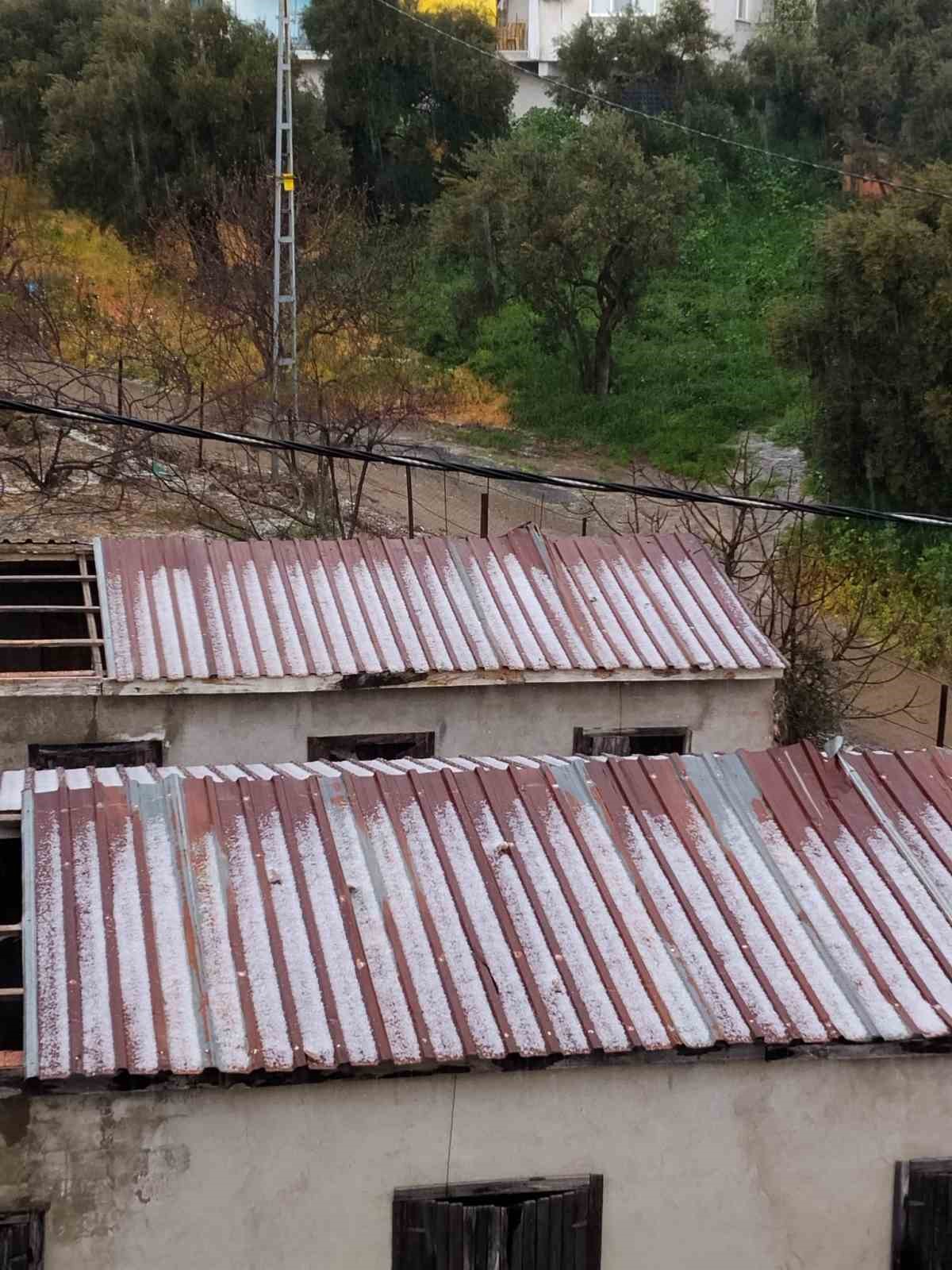 K&ouml;şk&rsquo;te dolu yağışı etkili oldu, yollar beyaza b&uuml;r&uuml;nd&uuml;
